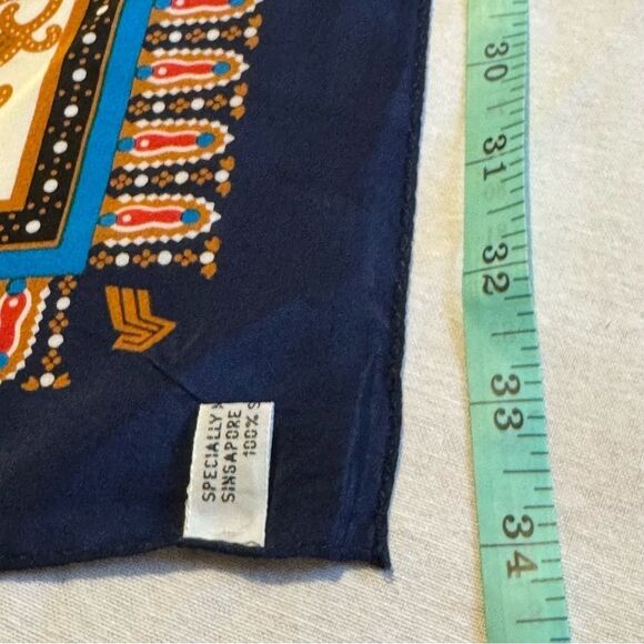 Vintage‎ Singapore Airlines 100% Silk Scarf - 33 inch Square - RARE! - Picture 5 of 5